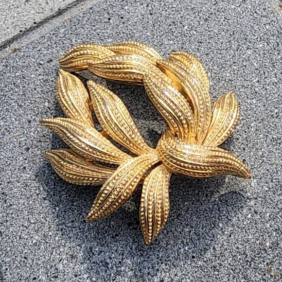 Vintage Signed Crown Trifari Gold Tone Embossed Leaf Brooch Pin - Picture 7 of 8